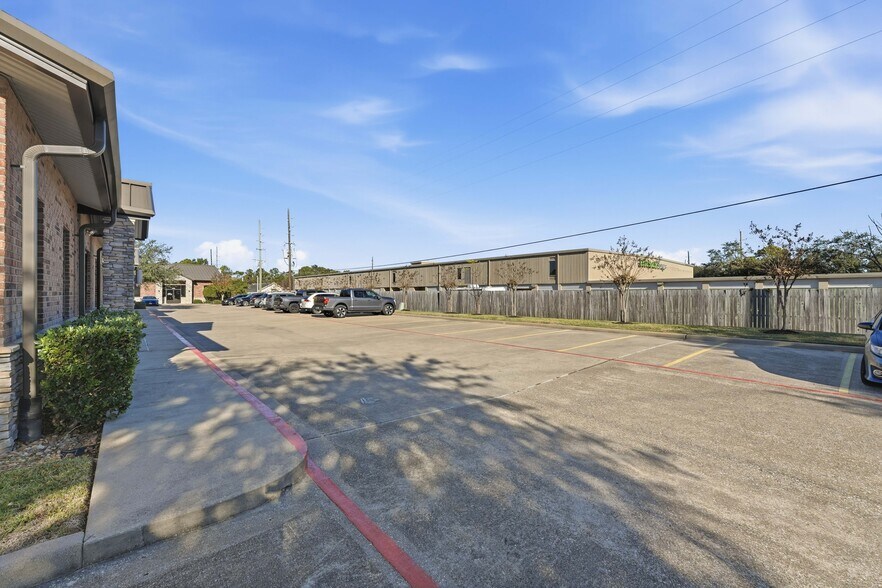 More Photos Of 15440 Ridge Park Dr, Houston Office For Sale