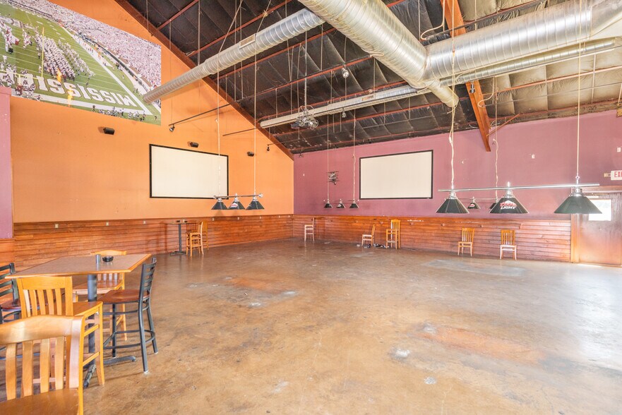 More Photos Of 888 St. Andrews Ln, Starkville Restaurant For Sale