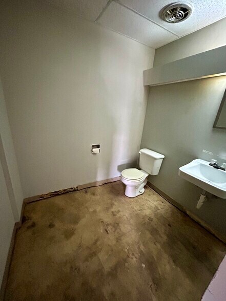 More Photos Of 3434 Cherry Ridge St, San Antonio Freestanding For Sale