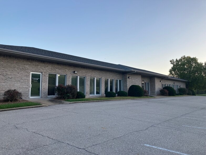 Primary Photo Of 3225 W Truman Blvd, Jefferson City Office For Lease