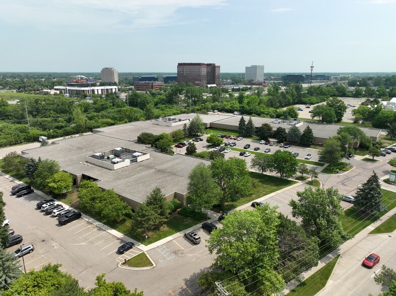 More Photos Of 560-580 Kirts Blvd, Troy Office Residential For Lease