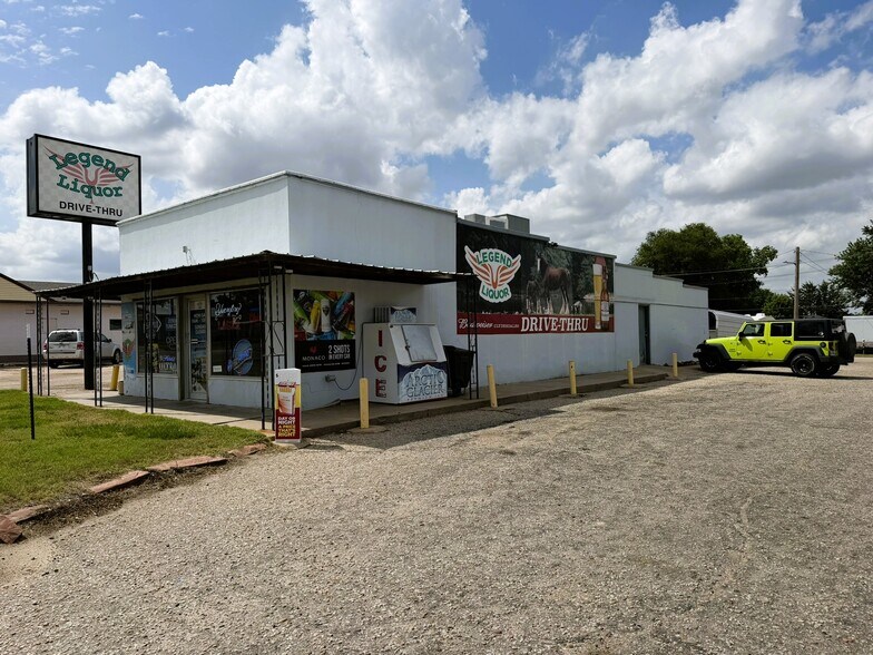 More Photos Of 414 W 14th St, Larned General Retail For Sale