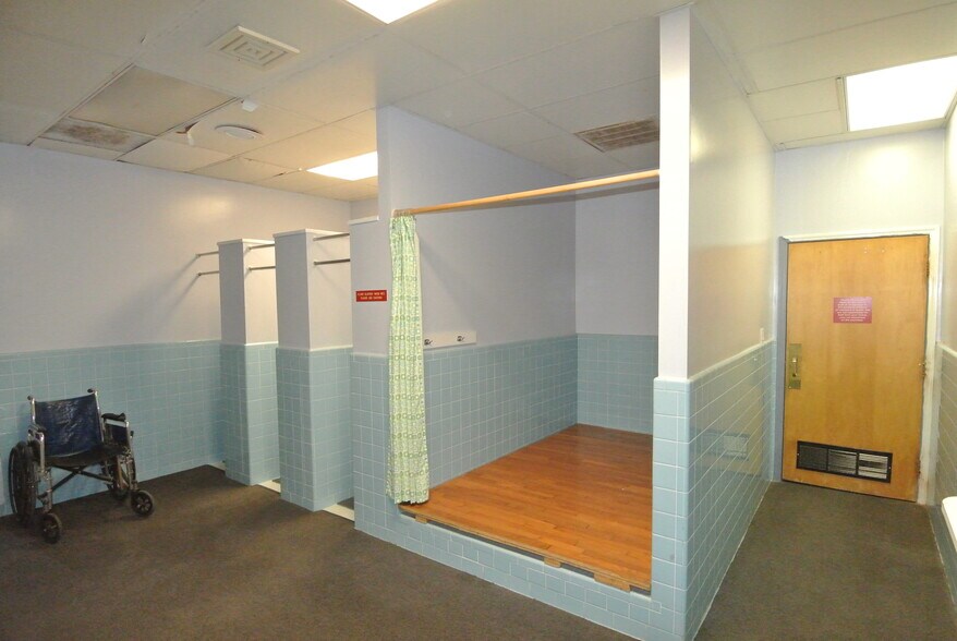 More Photos Of 2911 Brunswick Ave, New Bern Sports And Entertainment For Lease