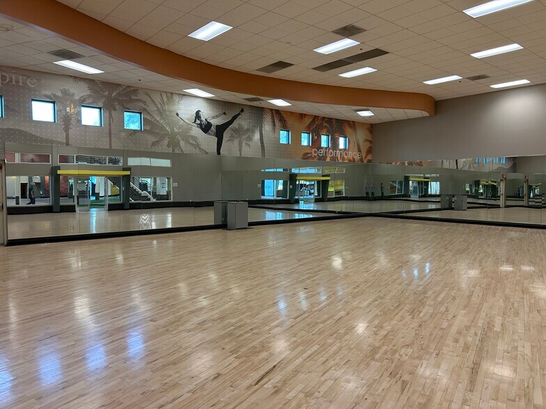 More Photos Of 11630 N Tatum Blvd, Phoenix Health Club For Lease