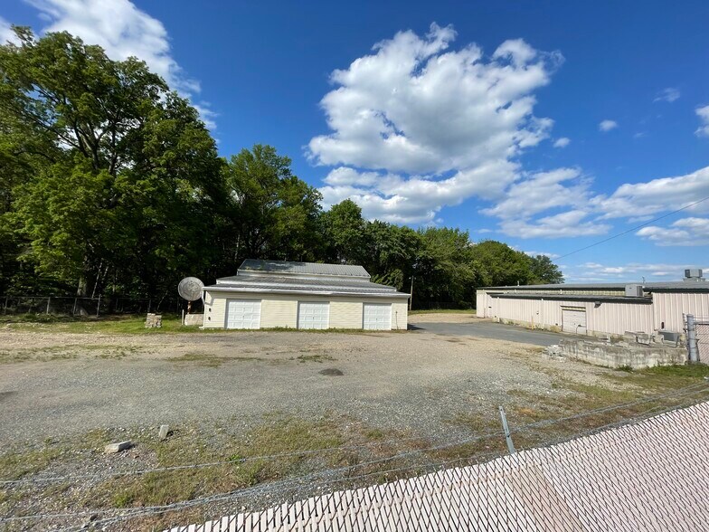 More Photos Of 11740 Vernon Rd, Waldorf Warehouse For Lease