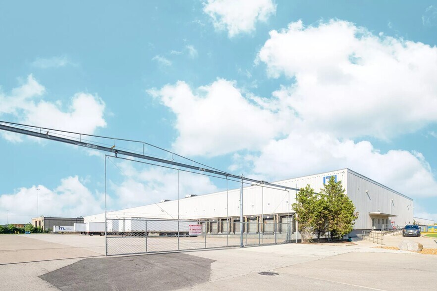 More Photos Of 5100 W 70th Pl, Bedford Park Manufacturing For Lease