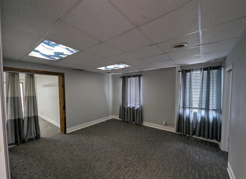 More Photos Of 105 N Parkway Dr, Pekin Office For Lease