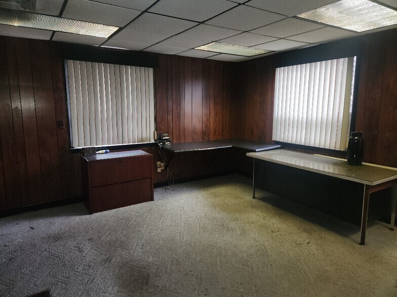 More Photos Of 370 Ardale St, West Haven Light Manufacturing For Sale
