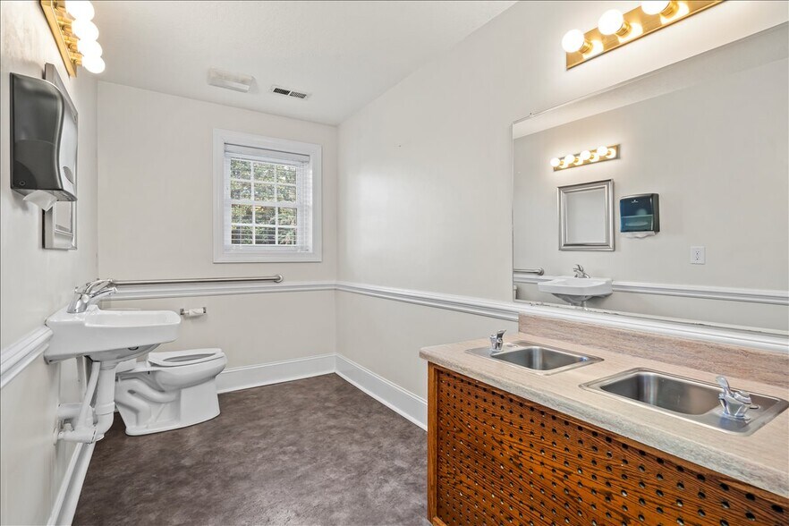 More Photos Of 492 W Main St, Forest City Freestanding For Sale