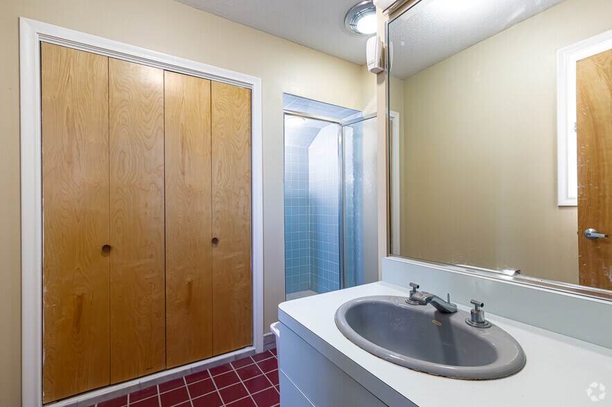 More Photos Of 169 Middle St, Bristol Medical For Sale