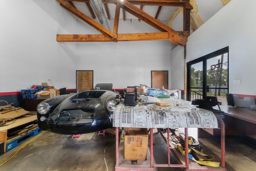More Photos Of 109 N Falkenburg Rd, Tampa Manufacturing For Sale