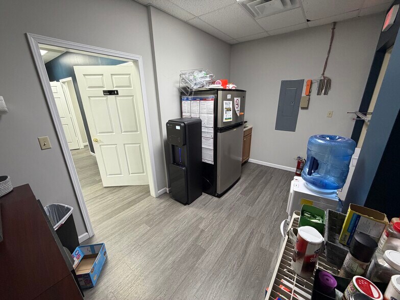 More Photos Of 256 Vann Dr, Jackson Storefront Retail Office For Sale