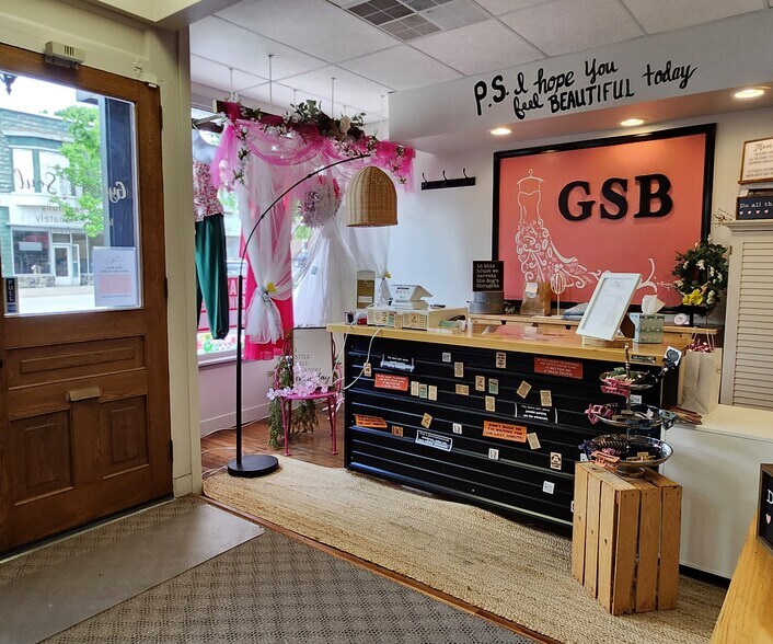 More Photos Of 424 Main St, Edmore Storefront For Sale