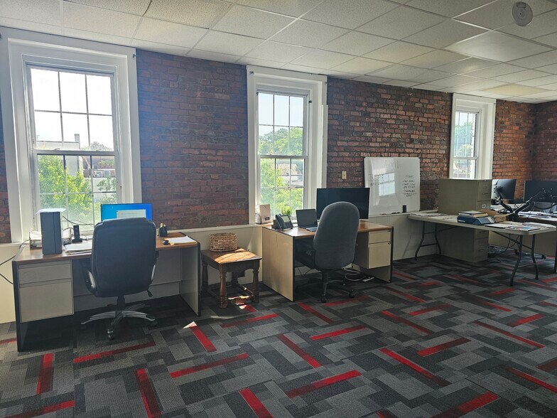 More Photos Of 101 E Trade St, Sanford Storefront Retail Office For Lease