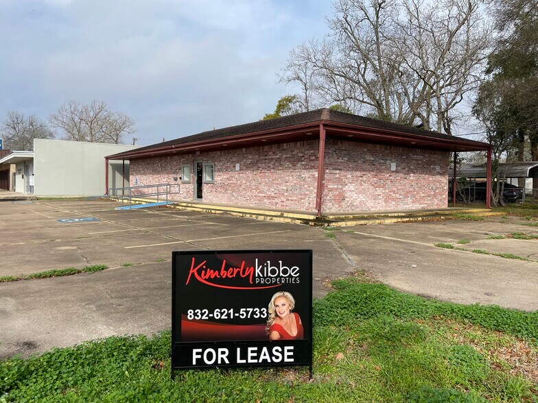 More Photos Of 204 W Coombs St, Alvin Medical For Lease