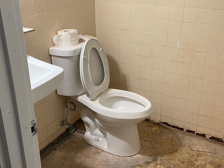 More Photos Of 804 Kopke St, Honolulu Industrial For Lease