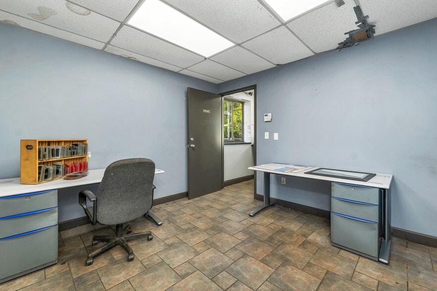 More Photos Of 386 Daniel Webster Hwy, Merrimack Auto Repair For Lease