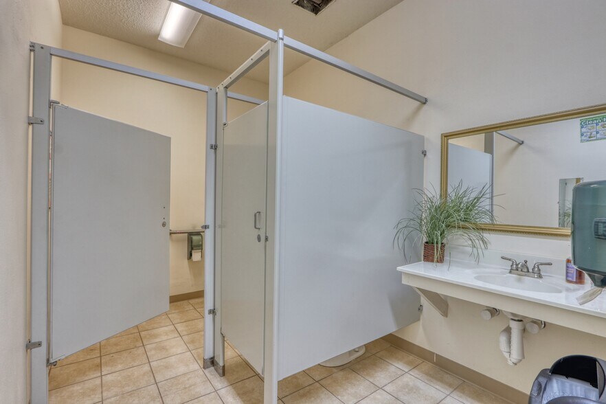 More Photos Of 10045 N State Road 27, Hayward Flex For Sale