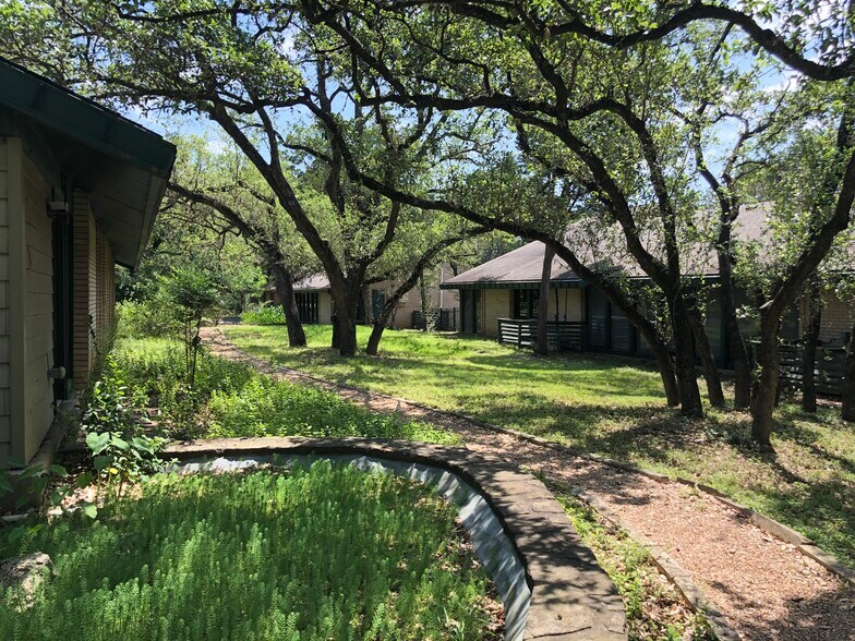 More Photos Of 2525 Wallingwood Dr, Austin Unknown For Lease
