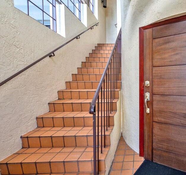 More Photos Of 4627 Ponce de Leon Blvd, Coral Gables Office For Lease