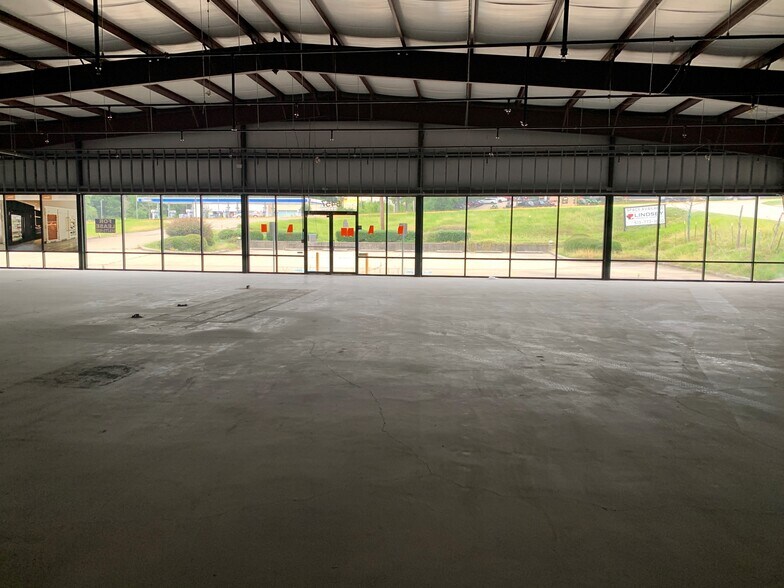 More Photos Of 5457 W Davis St, Conroe Unknown For Lease
