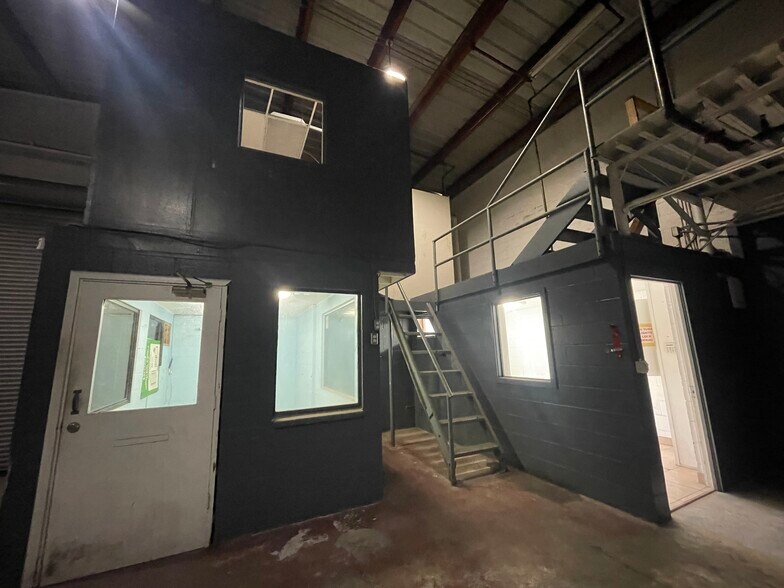 More Photos Of 2010 Democrat St, Honolulu Warehouse For Lease