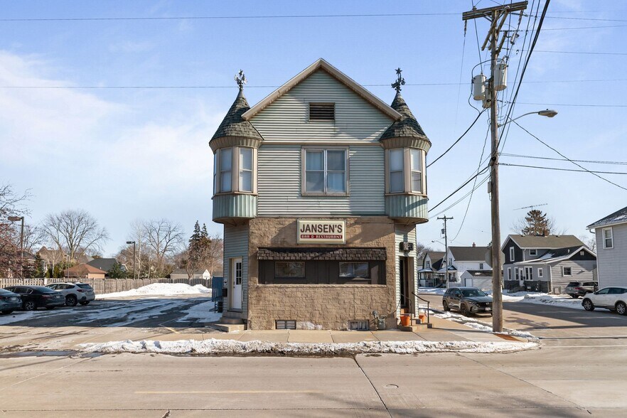 Primary Photo Of 344 Bowen St, Oshkosh Restaurant For Sale