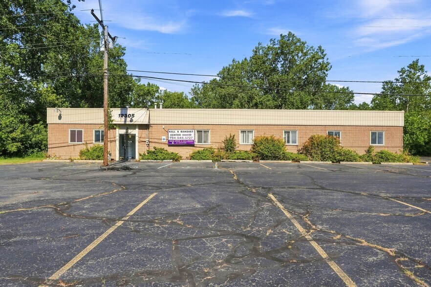 More Photos Of 12305 Beech Daly Rd, Taylor Flex For Sale