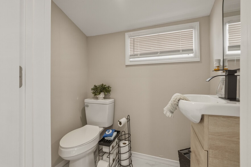 More Photos Of 150 N Delaware Ave, Lindenhurst Storefront Retail Residential For Sale