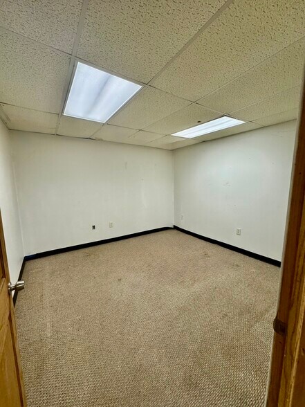 More Photos Of 3123 Cedar Park, Greensboro Warehouse For Lease