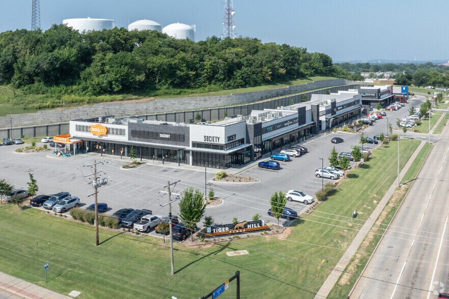 More Photos Of 801-945 E Kenosha St, Broken Arrow General Retail For Lease