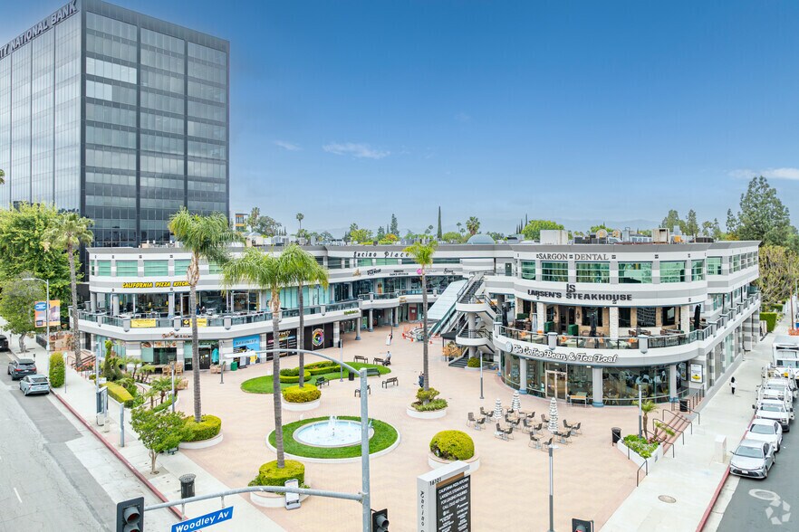 More Photos Of 16101 Ventura Blvd, Encino General Retail For Lease