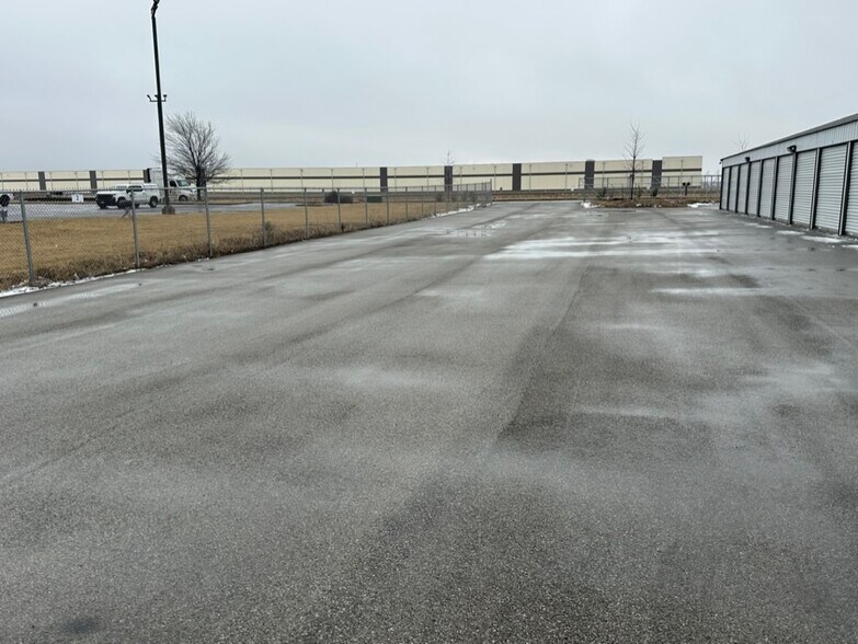 More Photos Of 3906 Hospitality Ln, Decatur Self Storage For Lease