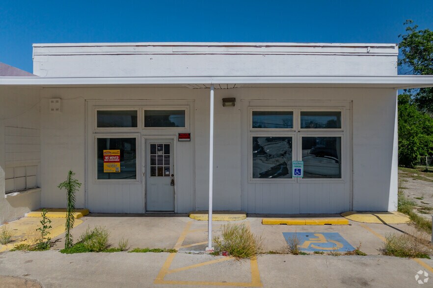More Photos Of 600 S WW White Rd, San Antonio General Retail For Sale