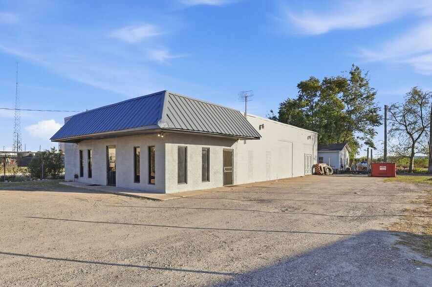 More Photos Of 17422 Beaumont Hwy, Houston Restaurant For Sale