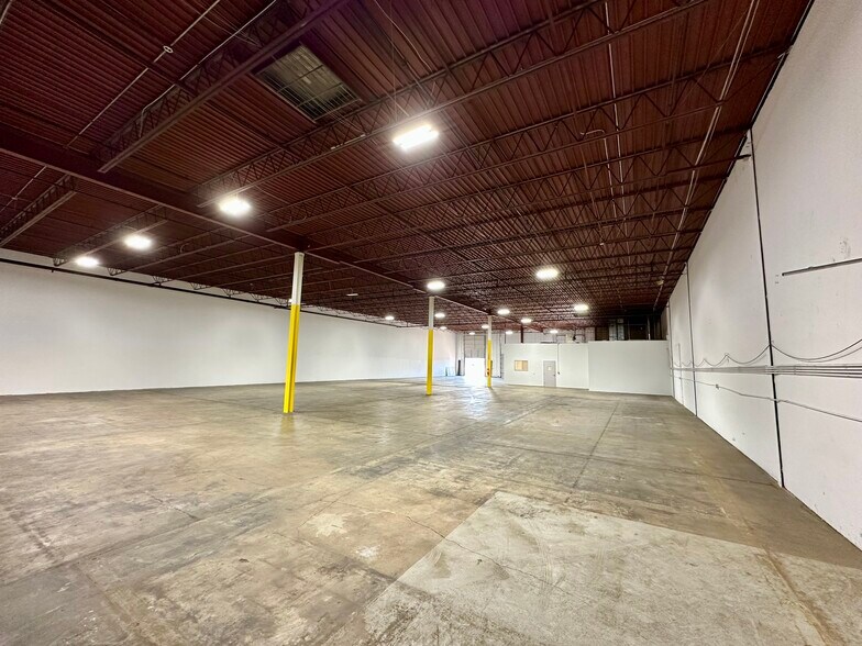 More Photos Of 3338-3344 Democrat Rd, Memphis Distribution For Lease