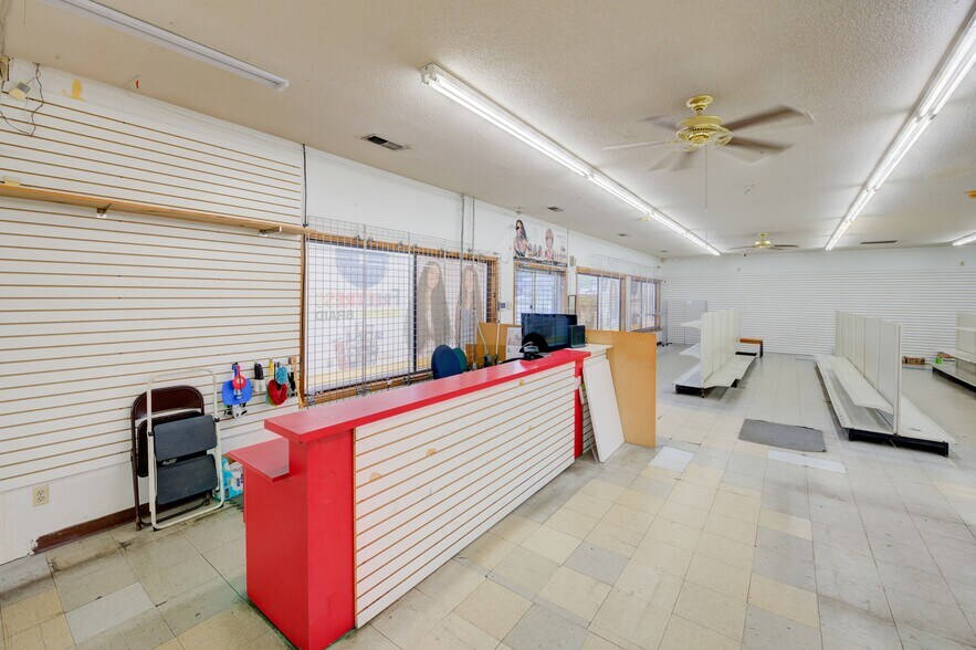 More Photos Of 2105 Decker Blvd, Columbia Freestanding For Sale