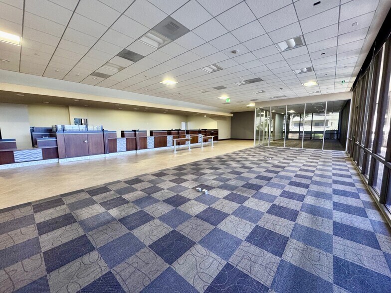 More Photos Of 15255 Ventura Blvd, Sherman Oaks Storefront Retail Office For Lease
