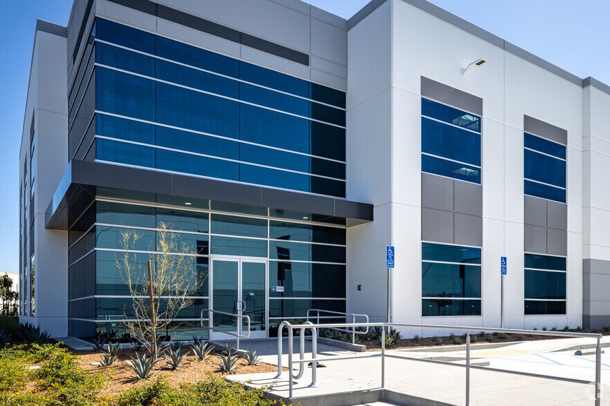 More Photos Of 650 E Dyer Rd, Santa Ana Warehouse For Lease