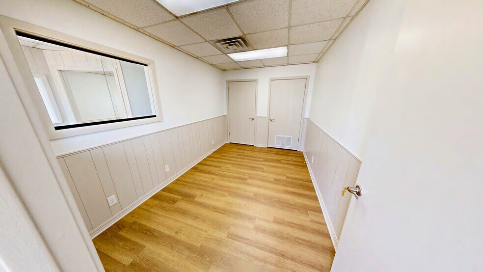 More Photos Of 153 W County Line Rd, Springdale Warehouse For Lease