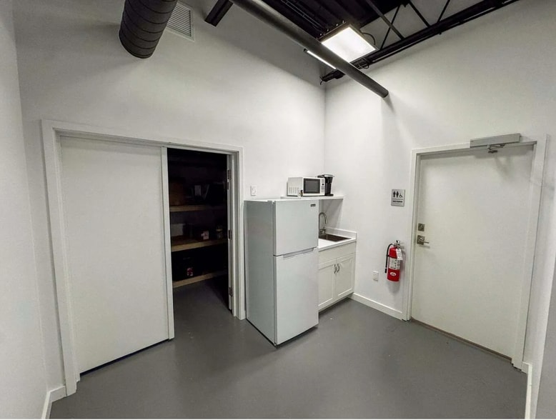 More Photos Of 951 Caroline St, Key West Marina For Lease