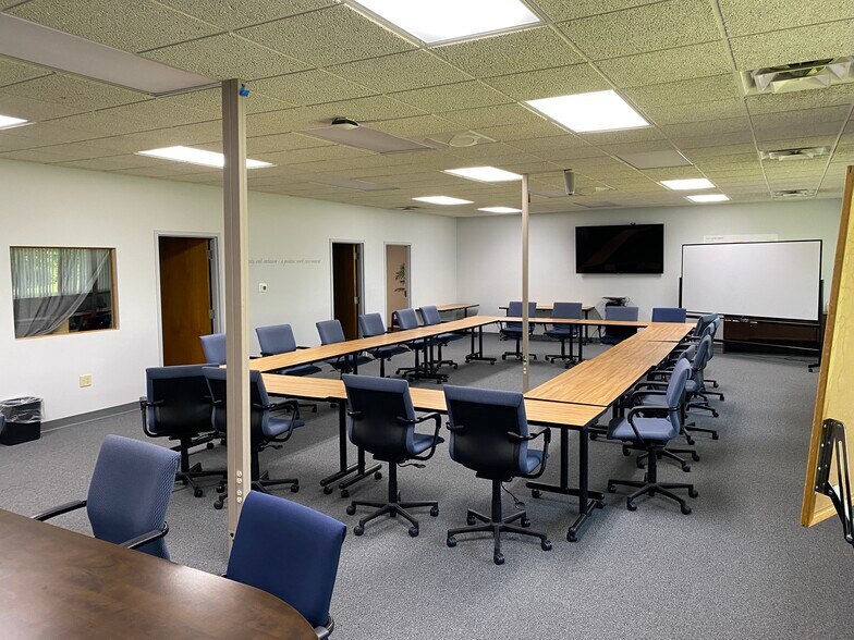 More Photos Of 2804 Boilermaker Ct, Valparaiso Office For Sale