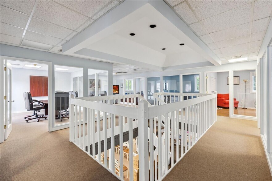 More Photos Of 10 Mystic Ln, Malvern Loft Creative Space For Sale