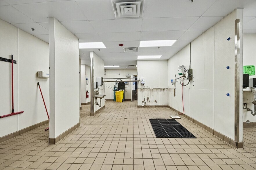 More Photos Of 8845 Gratiot Rd, Saginaw Freestanding For Sale