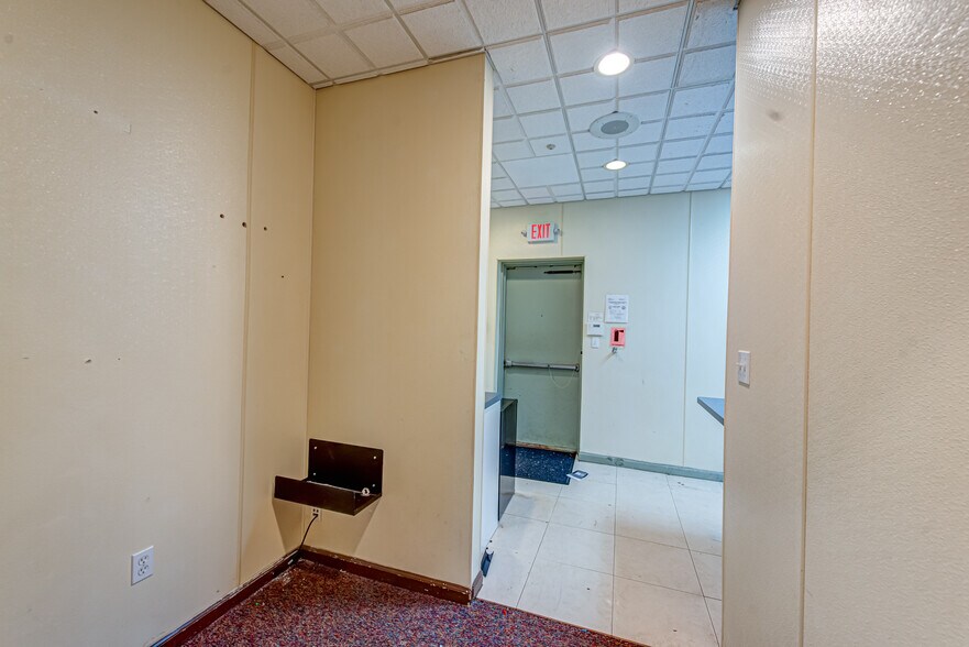 More Photos Of 63 Eastport Manor Rd, Eastport Office For Sale