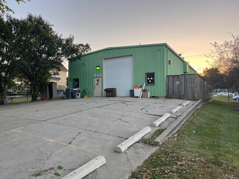 More Photos Of 1408 S Main St, Normal Freestanding For Sale