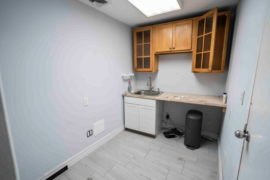 More Photos Of 507 Eagle Ave, West Hempstead Freestanding For Sale