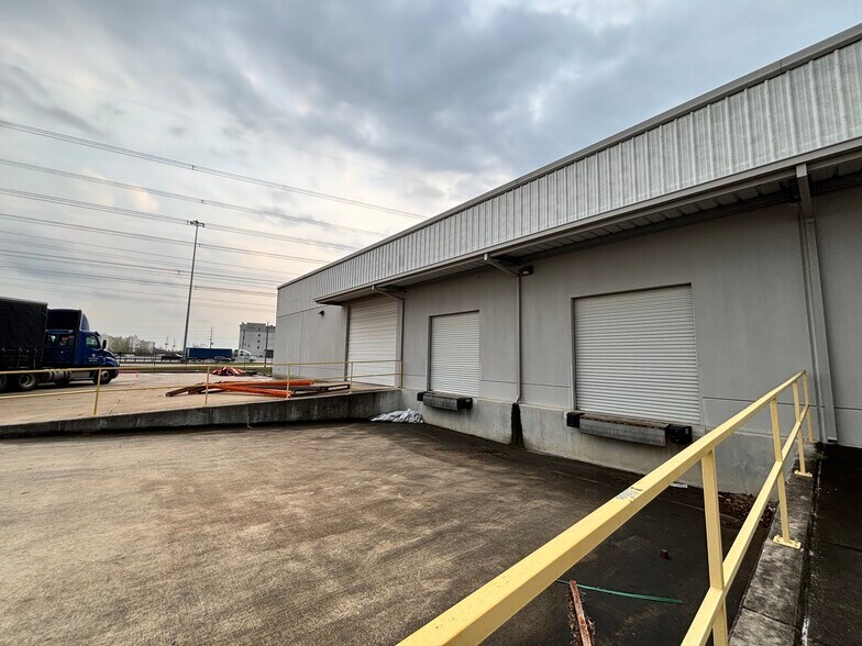 More Photos Of 15330 Vantage Pky W, Houston Unknown For Lease