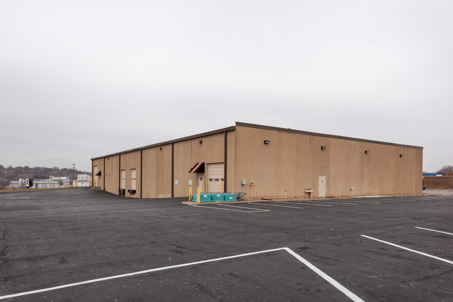 More Photos Of 1211 W Cambridge Circle Dr, Kansas City Warehouse For Lease
