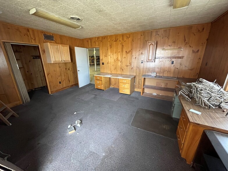 More Photos Of 130 W 3rd St, Waynesboro Light Distribution For Lease